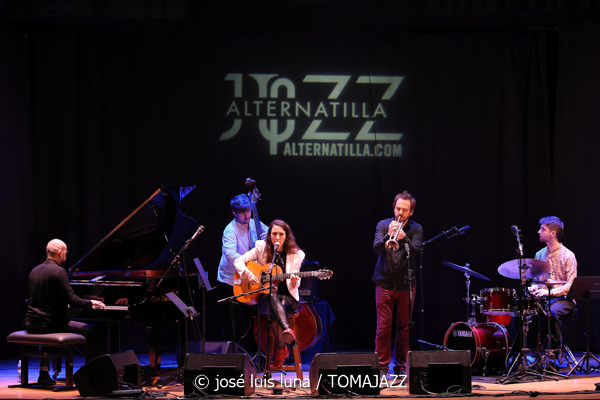 Alternatilla JazzBand versión 25.2 (9º Alternatilla Jazz Festival 2025. Teatre de Llubí, Mallorca. 2025-11-29) Por José Luis Luna Rocafort [INSTANTZZ AKA Galería fotográfica AKA Fotoblog de jazz, impro… y algo más] - Tomajazz - Alternatilla JazzBand versión 25.2 actuó en el 9º Alternatilla Jazz Festival 2025 en el Teatre de Llubí, Mallorca, el 29 de noviembre de 2025. José Luis Luna Rocafort lo retrata en INSTANTZZ. Con Leïla Duclos, Camille Bertault, Julien Alour, Fady Farah, Joan Garcías, Enric Fuster