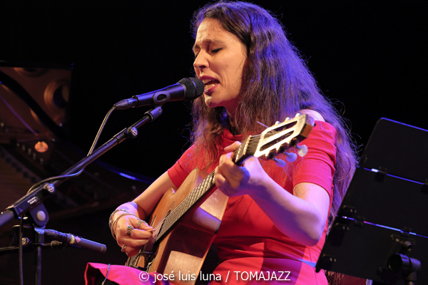 Leïla Duclos Quartet (9º Alternatilla Jazz Festival 2025. Teatre Sa Teulera, Andratx, Mallorca. 2025-11-30) Por José Luis Luna Rocafort [INSTANTZZ AKA Galería fotográfica AKA Fotoblog de jazz, impro… y algo más] - Tomajazz - Leïla Duclos Quartet actuó en el 9º Alternatilla Jazz Festival 2025 en Andratx, Mallorca, el 30 de noviembre de 2025. José Luis Luna Rocafort lo retrata en INSTANTZZ. Actuaron Leïla Duclos, Leandro Aconcha, Gilles Coquard, Jean-Marc Robin