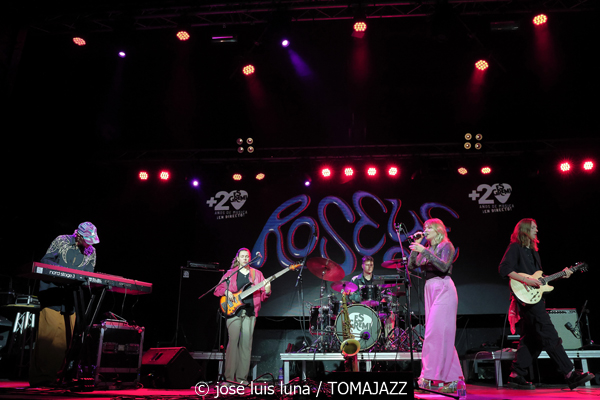 Roseye (10 Fira B! Es Gremi. Palma. 2025-11-07) Por José Luis Luna Rocafort [INSTANTZZ AKA Galería fotográfica AKA Fotoblog de jazz, impro… y algo más] - Tomajazz - Roseye actuó en 10 Fira B! en Es Gremi de Palma, el 7 de noviembre de 2025. José Luis Luna Rocafort lo retrata en INSTANTZZ. Roseye son Tallulah Rose, Julek Warszawski, Deborah Slijkhuis, Joshua Lutz, Kasparas Petkus