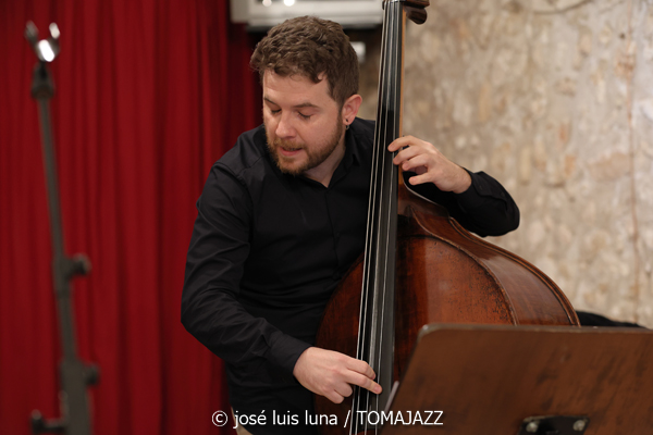Malena Moncadas Trío (9º Alternatilla Jazz Festival 2025. Claustre des Convent, Muro, Mallorca. 2025-11-23) Por José Luis Luna Rocafort [INSTANTZZ AKA Galería fotográfica AKA Fotoblog de jazz, impro… y algo más] - Tomajazz - Malena Moncadas Trío actuó en el 9º Alternatilla Jazz Festival 2025 en Muro, Mallorca, el 23 de noviembre de 2025. José Luis Luna Rocafort lo retrata en INSTANTZZ. Actuaron Malena Moncadas, Pere Bujosa, Diego Hervalejo