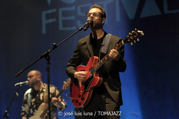 Leo & Leo (Leonor Watling & Leo Sidran) (18 Jazz Voyeur Festival 2025. Teatre Principal. Palma. 2025-12-20) Por José Luis Luna Rocafort [INSTANTZZ AKA Galería fotográfica AKA Fotoblog de jazz, impro… y algo más] - Tomajazz - Leo & Leo (Leonor Watling & Leo Sidran) actuaron en el 18 Jazz Voyeur Festival de Palma el 20 de diciembre de 2025. José Luis Luna Rocafort lo retrata en INSTANTZZ. Con Leonor Watling, Leo Sidran, Paul Sany, Max Darmon, Romain Bouiges
