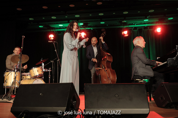 Sara Dowling & Ignasi Terraza Trío (Caixaforum Palma. 2025-11-25) Por José Luis Luna Rocafort [INSTANTZZ AKA Galería fotográfica AKA Fotoblog de jazz, impro… y algo más] - Tomajazz - Sara Dowling & Ignasi Terraza Trío actuaron en Caixaforum Palma, el 25 de noviembre de 2025. José Luis Luna Rocafort los retrata en INSTANTZZ. Actuaron Sara Dowling, Ignasi Terraza, Dario Di Lecce, Esteve Pi