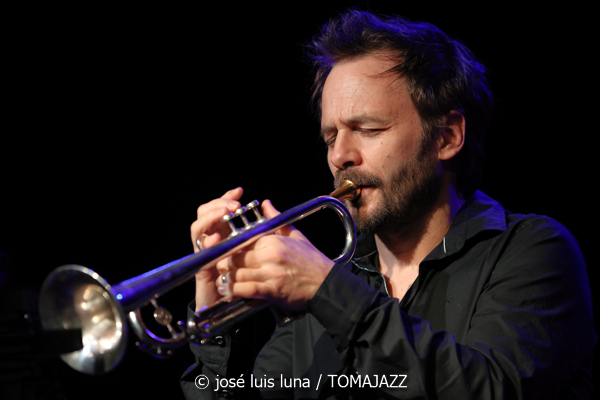 Camille Bertault Quartet (9º Alternatilla Jazz Festival 2025. Espai 36. Sant Llorenç des Cardassar, Mallorca. 2025-11-23) Por José Luis Luna Rocafort [INSTANTZZ AKA Galería fotográfica AKA Fotoblog de jazz, impro… y algo más] - Tomajazz - Camille Bertault Quartet actuó en el 9º Alternatilla Jazz Festival en Sant Llorenç des Cardassar, Mallorca, el 23 de noviembre de 2025. José Luis Luna Rocafort lo retrata en INSTANTZZ. Actuaron Camille Bertault, Julien Alour, Fady Farah, Minino Garay
