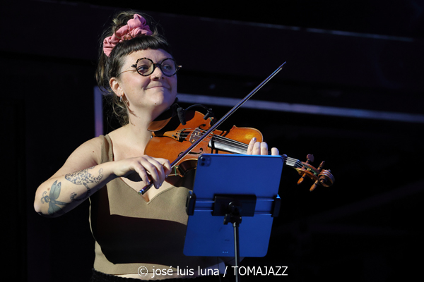 Blau Salvatge (10 Fira B! Es Gremi. Palma. 2025-11-07) Por José Luis Luna Rocafort [INSTANTZZ AKA Galería fotográfica AKA Fotoblog de jazz, impro… y algo más] - Tomajazz - Blau Salvatge actuó en 10 Fira B! en Es Gremi de Palma, el 7 de noviembre de 2025. José Luis Luna Rocafort lo retrata en INSTANTZZ. Actuaron Joan Pérez-Villegas, Zoe Gordon, Mercè Medina, Carles Medina, Felix Grandjean, Miquel Sáez, Joan Garcies, Lluís Pérez-Villegas