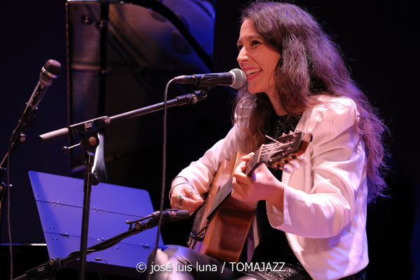 Alternatilla JazzBand versión 25.2 (9º Alternatilla Jazz Festival 2025. Teatre de Llubí, Mallorca. 2025-11-29) Por José Luis Luna Rocafort [INSTANTZZ AKA Galería fotográfica AKA Fotoblog de jazz, impro… y algo más] - Tomajazz - Alternatilla JazzBand versión 25.2 actuó en el 9º Alternatilla Jazz Festival 2025 en el Teatre de Llubí, Mallorca, el 29 de noviembre de 2025. José Luis Luna Rocafort lo retrata en INSTANTZZ. Con Leïla Duclos, Camille Bertault, Julien Alour, Fady Farah, Joan Garcías, Enric Fuster