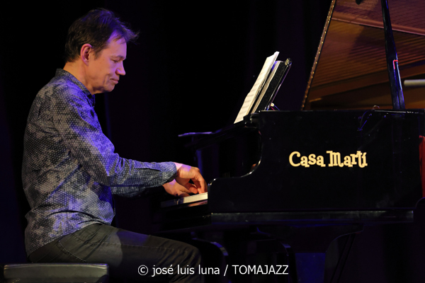 Leïla Duclos Quartet (9º Alternatilla Jazz Festival 2025. Teatre Sa Teulera, Andratx, Mallorca. 2025-11-30) Por José Luis Luna Rocafort [INSTANTZZ AKA Galería fotográfica AKA Fotoblog de jazz, impro… y algo más] - Tomajazz - Leïla Duclos Quartet actuó en el 9º Alternatilla Jazz Festival 2025 en Andratx, Mallorca, el 30 de noviembre de 2025. José Luis Luna Rocafort lo retrata en INSTANTZZ. Actuaron Leïla Duclos, Leandro Aconcha, Gilles Coquard, Jean-Marc Robin