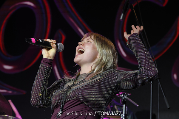 Roseye (10 Fira B! Es Gremi. Palma. 2025-11-07) Por José Luis Luna Rocafort [INSTANTZZ AKA Galería fotográfica AKA Fotoblog de jazz, impro… y algo más] - Tomajazz - Roseye actuó en 10 Fira B! en Es Gremi de Palma, el 7 de noviembre de 2025. José Luis Luna Rocafort lo retrata en INSTANTZZ. Roseye son Tallulah Rose, Julek Warszawski, Deborah Slijkhuis, Joshua Lutz, Kasparas Petkus