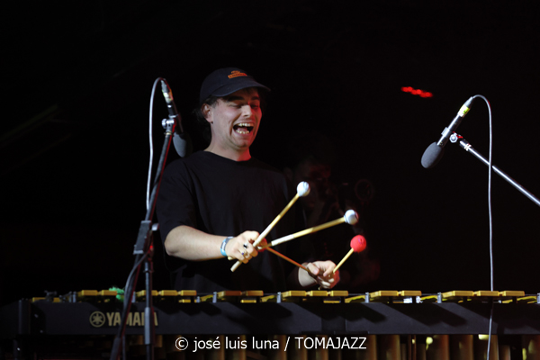 Kosmonauci (10 Fira B! Es Gremi. Palma. 2025-11-07) Por José Luis Luna Rocafort [INSTANTZZ AKA Galería fotográfica AKA Fotoblog de jazz, impro… y algo más] - Tomajazz - Kosmonauci actuó en 10 Fira B! en Es Gremi de Palma el 7 de noviembre de 2025. José Luis Luna Rocafort lo retrata en INSTANTZZ. Actuaron Milosz Pieczonka, Tymon Kosma, Bartłomiej Lucjan, Jan Pieniazek