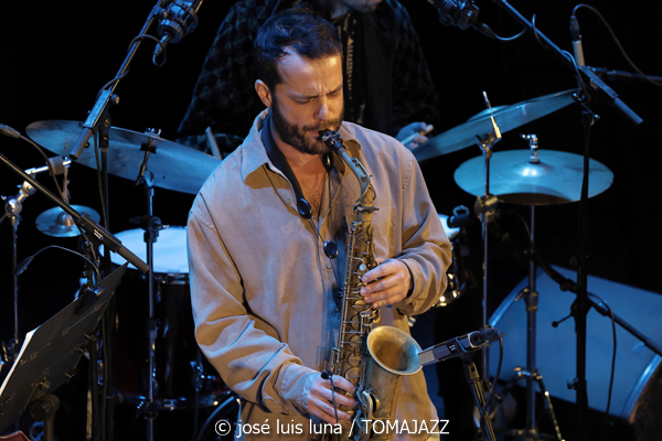 Joachim Govin Quartet (9º Alternatilla Jazz Festival 2025. Casa des Pobla, Esporles, Mallorca. 2025-11-22) Por José Luis Luna Rocafort [INSTANTZZ AKA Galería fotográfica AKA Fotoblog de jazz, impro… y algo más] - Tomajazz - Joachim Govin Quartet actuó en el 9º Alternatilla Jazz Festival 2025 en Esporles, Mallorca, el 22 de noviembre de 2025. José Luis Luna Rocafort lo retrata en INSTANTZZ. Actuaron Joachim Govin, Ben Van Galder, Tony Tixier, Gautier Garrigue