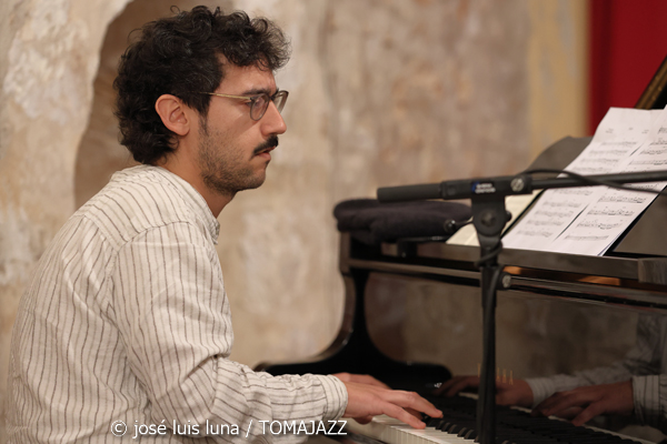 Malena Moncadas Trío (9º Alternatilla Jazz Festival 2025. Claustre des Convent, Muro, Mallorca. 2025-11-23) Por José Luis Luna Rocafort [INSTANTZZ AKA Galería fotográfica AKA Fotoblog de jazz, impro… y algo más] - Tomajazz - Malena Moncadas Trío actuó en el 9º Alternatilla Jazz Festival 2025 en Muro, Mallorca, el 23 de noviembre de 2025. José Luis Luna Rocafort lo retrata en INSTANTZZ. Actuaron Malena Moncadas, Pere Bujosa, Diego Hervalejo