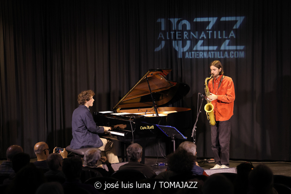 Levi Harvey & Jérémie Lucchese (9º Alternatilla Jazz Festival 2025. Claustre de Sant Bonaventura, Llucmajor, Mallorca. 2025-11-23) Por José Luis Luna Rocafort [INSTANTZZ AKA Galería fotográfica AKA Fotoblog de jazz, impro… y algo más] - Tomajazz - Levi Harvey & Jérémie Lucchese actuaron en el 9º Alternatilla Jazz Festival 2025, en el Claustre de Sant Bonaventura, en Llucmajor, Mallorca, el 23 de noviembre de 2025. José Luis Luna Rocafort lo retrata en INSTANTZZ