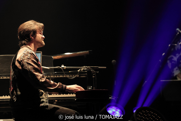 Leo & Leo (Leonor Watling & Leo Sidran) (18 Jazz Voyeur Festival 2025. Teatre Principal. Palma. 2025-12-20) Por José Luis Luna Rocafort [INSTANTZZ AKA Galería fotográfica AKA Fotoblog de jazz, impro… y algo más] - Tomajazz - Leo & Leo (Leonor Watling & Leo Sidran) actuaron en el 18 Jazz Voyeur Festival de Palma el 20 de diciembre de 2025. José Luis Luna Rocafort lo retrata en INSTANTZZ. Con Leonor Watling, Leo Sidran, Paul Sany, Max Darmon, Romain Bouiges