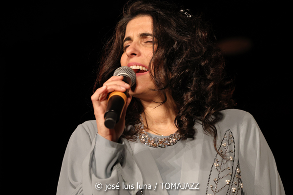 Sara Dowling & Ignasi Terraza Trío (Caixaforum Palma. 2025-11-25) Por José Luis Luna Rocafort [INSTANTZZ AKA Galería fotográfica AKA Fotoblog de jazz, impro… y algo más] - Tomajazz - Sara Dowling & Ignasi Terraza Trío actuaron en Caixaforum Palma, el 25 de noviembre de 2025. José Luis Luna Rocafort los retrata en INSTANTZZ. Actuaron Sara Dowling, Ignasi Terraza, Dario Di Lecce, Esteve Pi