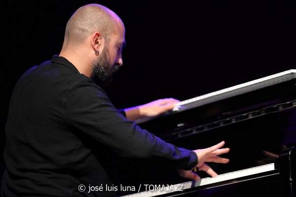 Camille Bertault Quartet (9º Alternatilla Jazz Festival 2025. Espai 36. Sant Llorenç des Cardassar, Mallorca. 2025-11-23) Por José Luis Luna Rocafort [INSTANTZZ AKA Galería fotográfica AKA Fotoblog de jazz, impro… y algo más] - Tomajazz - Camille Bertault Quartet actuó en el 9º Alternatilla Jazz Festival en Sant Llorenç des Cardassar, Mallorca, el 23 de noviembre de 2025. José Luis Luna Rocafort lo retrata en INSTANTZZ. Actuaron Camille Bertault, Julien Alour, Fady Farah, Minino Garay