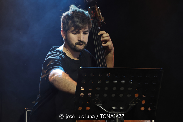 Blau Salvatge (10 Fira B! Es Gremi. Palma. 2025-11-07) Por José Luis Luna Rocafort [INSTANTZZ AKA Galería fotográfica AKA Fotoblog de jazz, impro… y algo más] - Tomajazz - Blau Salvatge actuó en 10 Fira B! en Es Gremi de Palma, el 7 de noviembre de 2025. José Luis Luna Rocafort lo retrata en INSTANTZZ. Actuaron Joan Pérez-Villegas, Zoe Gordon, Mercè Medina, Carles Medina, Felix Grandjean, Miquel Sáez, Joan Garcies, Lluís Pérez-Villegas