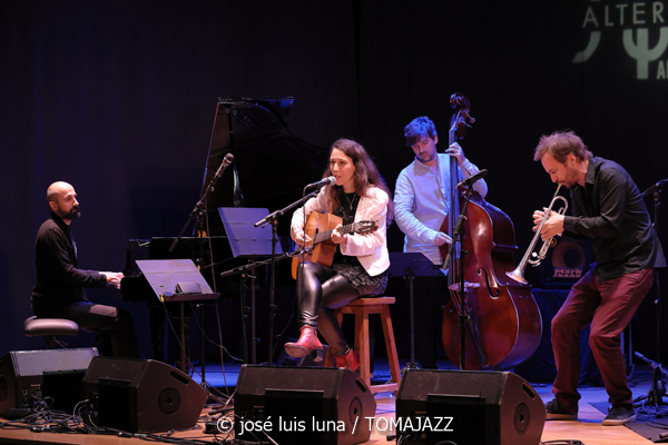 Alternatilla JazzBand versión 25.2 (9º Alternatilla Jazz Festival 2025. Teatre de Llubí, Mallorca. 2025-11-29) Por José Luis Luna Rocafort [INSTANTZZ AKA Galería fotográfica AKA Fotoblog de jazz, impro… y algo más] - Tomajazz - Alternatilla JazzBand versión 25.2 actuó en el 9º Alternatilla Jazz Festival 2025 en el Teatre de Llubí, Mallorca, el 29 de noviembre de 2025. José Luis Luna Rocafort lo retrata en INSTANTZZ. Con Leïla Duclos, Camille Bertault, Julien Alour, Fady Farah, Joan Garcías, Enric Fuster