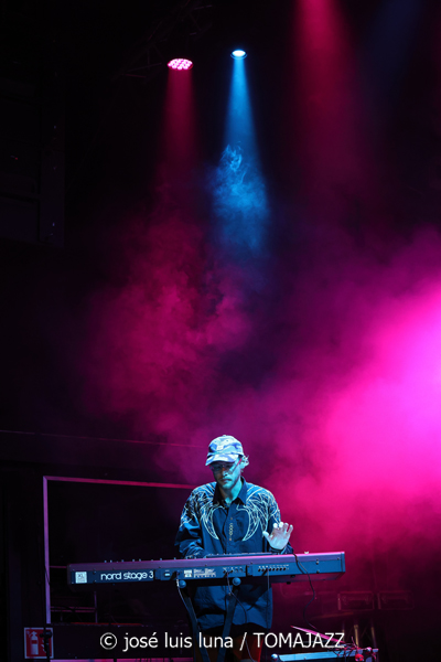 Roseye (10 Fira B! Es Gremi. Palma. 2025-11-07) Por José Luis Luna Rocafort [INSTANTZZ AKA Galería fotográfica AKA Fotoblog de jazz, impro… y algo más] - Tomajazz - Roseye actuó en 10 Fira B! en Es Gremi de Palma, el 7 de noviembre de 2025. José Luis Luna Rocafort lo retrata en INSTANTZZ. Roseye son Tallulah Rose, Julek Warszawski, Deborah Slijkhuis, Joshua Lutz, Kasparas Petkus