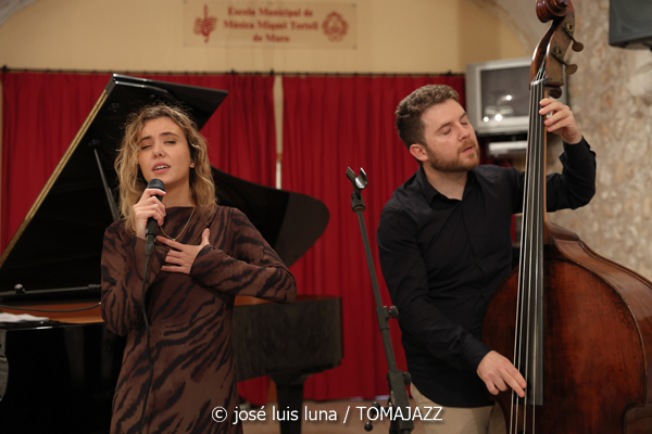 Malena Moncadas Trío (9º Alternatilla Jazz Festival 2025. Claustre des Convent, Muro, Mallorca. 2025-11-23) Por José Luis Luna Rocafort [INSTANTZZ AKA Galería fotográfica AKA Fotoblog de jazz, impro… y algo más] - Tomajazz - Malena Moncadas Trío actuó en el 9º Alternatilla Jazz Festival 2025 en Muro, Mallorca, el 23 de noviembre de 2025. José Luis Luna Rocafort lo retrata en INSTANTZZ. Actuaron Malena Moncadas, Pere Bujosa, Diego Hervalejo
