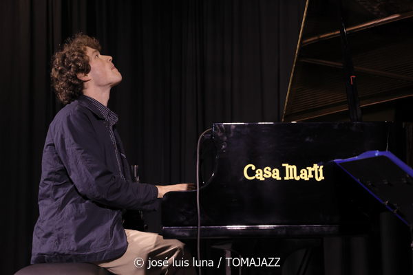 Levi Harvey & Jérémie Lucchese (9º Alternatilla Jazz Festival 2025. Claustre de Sant Bonaventura, Llucmajor, Mallorca. 2025-11-23) Por José Luis Luna Rocafort [INSTANTZZ AKA Galería fotográfica AKA Fotoblog de jazz, impro… y algo más] - Tomajazz - Levi Harvey & Jérémie Lucchese actuaron en el 9º Alternatilla Jazz Festival 2025, en el Claustre de Sant Bonaventura, en Llucmajor, Mallorca, el 23 de noviembre de 2025. José Luis Luna Rocafort lo retrata en INSTANTZZ