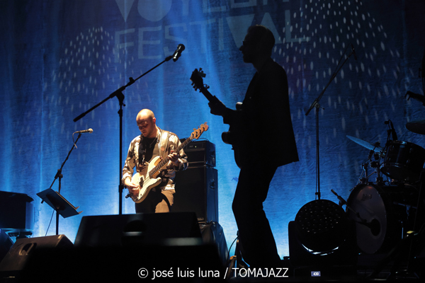 Leo & Leo (Leonor Watling & Leo Sidran) (18 Jazz Voyeur Festival 2025. Teatre Principal. Palma. 2025-12-20) Por José Luis Luna Rocafort [INSTANTZZ AKA Galería fotográfica AKA Fotoblog de jazz, impro… y algo más] - Tomajazz - Leo & Leo (Leonor Watling & Leo Sidran) actuaron en el 18 Jazz Voyeur Festival de Palma el 20 de diciembre de 2025. José Luis Luna Rocafort lo retrata en INSTANTZZ. Con Leonor Watling, Leo Sidran, Paul Sany, Max Darmon, Romain Bouiges