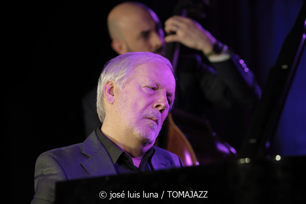 Sara Dowling & Ignasi Terraza Trío (Caixaforum Palma. 2025-11-25) Por José Luis Luna Rocafort [INSTANTZZ AKA Galería fotográfica AKA Fotoblog de jazz, impro… y algo más] - Tomajazz - Sara Dowling & Ignasi Terraza Trío actuaron en Caixaforum Palma, el 25 de noviembre de 2025. José Luis Luna Rocafort los retrata en INSTANTZZ. Actuaron Sara Dowling, Ignasi Terraza, Dario Di Lecce, Esteve Pi