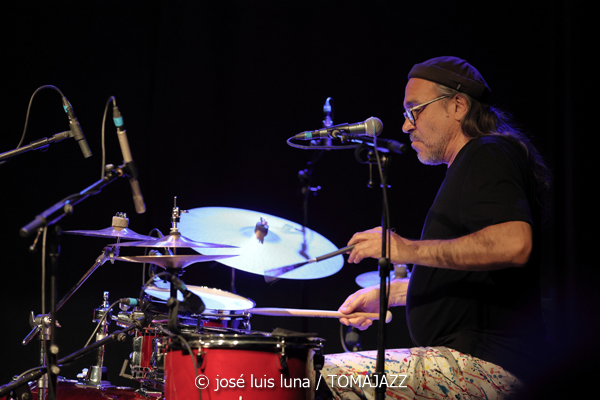 Camille Bertault Quartet (9º Alternatilla Jazz Festival 2025. Espai 36. Sant Llorenç des Cardassar, Mallorca. 2025-11-23) Por José Luis Luna Rocafort [INSTANTZZ AKA Galería fotográfica AKA Fotoblog de jazz, impro… y algo más] - Tomajazz - Camille Bertault Quartet actuó en el 9º Alternatilla Jazz Festival en Sant Llorenç des Cardassar, Mallorca, el 23 de noviembre de 2025. José Luis Luna Rocafort lo retrata en INSTANTZZ. Actuaron Camille Bertault, Julien Alour, Fady Farah, Minino Garay