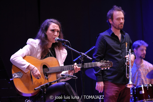 Alternatilla JazzBand versión 25.2 (9º Alternatilla Jazz Festival 2025. Teatre de Llubí, Mallorca. 2025-11-29) Por José Luis Luna Rocafort [INSTANTZZ AKA Galería fotográfica AKA Fotoblog de jazz, impro… y algo más] - Tomajazz - Alternatilla JazzBand versión 25.2 actuó en el 9º Alternatilla Jazz Festival 2025 en el Teatre de Llubí, Mallorca, el 29 de noviembre de 2025. José Luis Luna Rocafort lo retrata en INSTANTZZ. Con Leïla Duclos, Camille Bertault, Julien Alour, Fady Farah, Joan Garcías, Enric Fuster