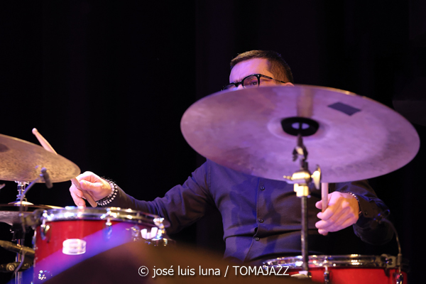 Leïla Duclos Quartet (9º Alternatilla Jazz Festival 2025. Teatre Sa Teulera, Andratx, Mallorca. 2025-11-30) Por José Luis Luna Rocafort [INSTANTZZ AKA Galería fotográfica AKA Fotoblog de jazz, impro… y algo más] - Tomajazz - Leïla Duclos Quartet actuó en el 9º Alternatilla Jazz Festival 2025 en Andratx, Mallorca, el 30 de noviembre de 2025. José Luis Luna Rocafort lo retrata en INSTANTZZ. Actuaron Leïla Duclos, Leandro Aconcha, Gilles Coquard, Jean-Marc Robin