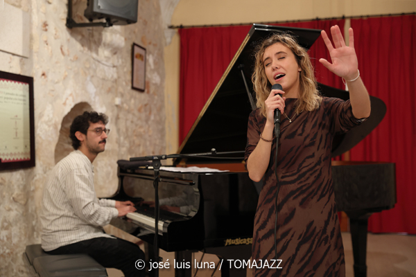 Malena Moncadas Trío (9º Alternatilla Jazz Festival 2025. Claustre des Convent, Muro, Mallorca. 2025-11-23) Por José Luis Luna Rocafort [INSTANTZZ AKA Galería fotográfica AKA Fotoblog de jazz, impro… y algo más] - Tomajazz - Malena Moncadas Trío actuó en el 9º Alternatilla Jazz Festival 2025 en Muro, Mallorca, el 23 de noviembre de 2025. José Luis Luna Rocafort lo retrata en INSTANTZZ. Actuaron Malena Moncadas, Pere Bujosa, Diego Hervalejo