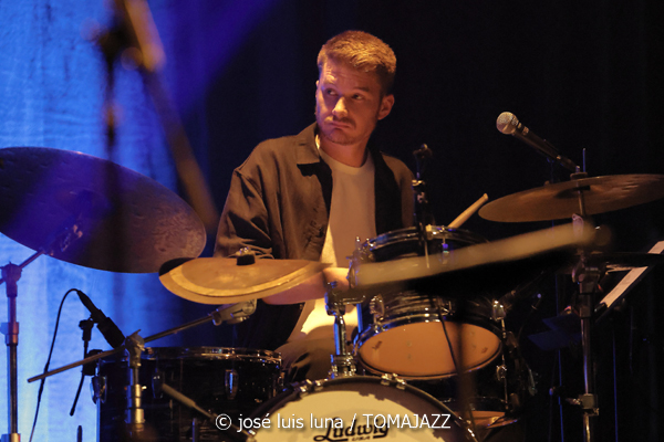 Leo & Leo (Leonor Watling & Leo Sidran) (18 Jazz Voyeur Festival 2025. Teatre Principal. Palma. 2025-12-20) Por José Luis Luna Rocafort [INSTANTZZ AKA Galería fotográfica AKA Fotoblog de jazz, impro… y algo más] - Tomajazz - Leo & Leo (Leonor Watling & Leo Sidran) actuaron en el 18 Jazz Voyeur Festival de Palma el 20 de diciembre de 2025. José Luis Luna Rocafort lo retrata en INSTANTZZ. Con Leonor Watling, Leo Sidran, Paul Sany, Max Darmon, Romain Bouiges