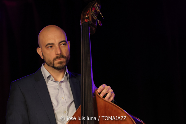 Sara Dowling & Ignasi Terraza Trío (Caixaforum Palma. 2025-11-25) Por José Luis Luna Rocafort [INSTANTZZ AKA Galería fotográfica AKA Fotoblog de jazz, impro… y algo más] - Tomajazz - Sara Dowling & Ignasi Terraza Trío actuaron en Caixaforum Palma, el 25 de noviembre de 2025. José Luis Luna Rocafort los retrata en INSTANTZZ. Actuaron Sara Dowling, Ignasi Terraza, Dario Di Lecce, Esteve Pi