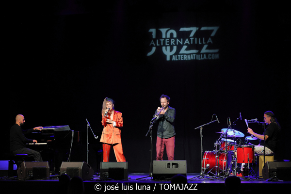 Camille Bertault Quartet (9º Alternatilla Jazz Festival 2025. Espai 36. Sant Llorenç des Cardassar, Mallorca. 2025-11-23) Por José Luis Luna Rocafort [INSTANTZZ AKA Galería fotográfica AKA Fotoblog de jazz, impro… y algo más] - Tomajazz - Camille Bertault Quartet actuó en el 9º Alternatilla Jazz Festival en Sant Llorenç des Cardassar, Mallorca, el 23 de noviembre de 2025. José Luis Luna Rocafort lo retrata en INSTANTZZ. Actuaron Camille Bertault, Julien Alour, Fady Farah, Minino Garay