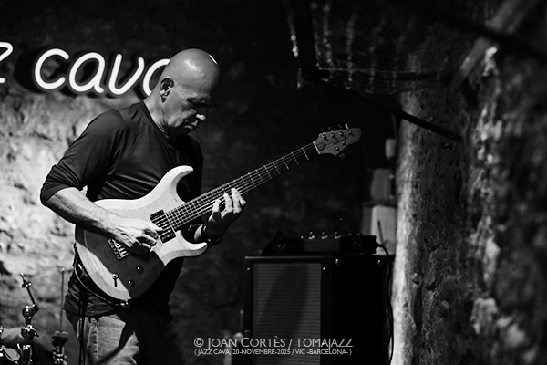 Samuel Blaser, Marc Ducret & Peter Bruun (Jazz Cava, 2025-11-20 / Vic -Barcelona-) Por Joan Cortès [INSTANTZZ AKA Galería fotográfica AKA Fotoblog de jazz, impro… y algo más] - Tomajazz - Samuel Blaser, Marc Ducret & Peter Bruun actuaron en la Jazz Cava de Vic, el 20 e noviembre de 2025. Joan Cortès lo retrata en INSTANTZZ