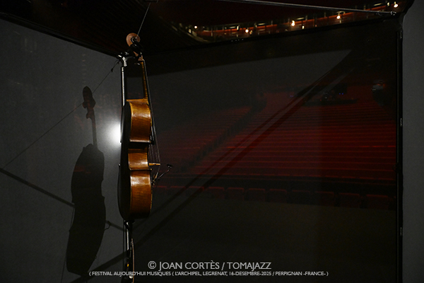 Gaspar Claus “Simple Music for Difficult Times” (Festival Aujourd’hui Musiques / L’Archipel, 2025-11-16. Perpignan -France-) Por Joan Cortès [INSTANTZZ AKA Galería fotográfica AKA Fotoblog de jazz, impro… y algo más] - Tomajazz - Gaspar Claus “Simple Music for Difficult Times” actuó en Festival Aujourd’hui Musiques en L’Archipel, Perpignan -France-, el 16 de novi2025-11-16. ) Por Joan Cortès [INSTANTZZ AKA