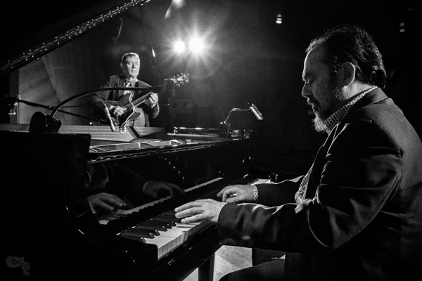 Federico Lechner - Chema Saiz "Satie for two" (Sinetiq. Música sin etiquetas. CentroCentro, Madrid. 2025-12-04) Por Sergio Cabanillas [INSTANTZZ AKA Galería fotográfica AKA Fotoblog de jazz, impro… y algo más] - Tomajazz - Federico Lechner - Chema Saiz "Satie for two" actuaron en el ciclo Sinetiq. Música sin etiquetas, en CentroCentro, Madrid, el 4 de diciembre de 2025. Sergio Cabanillas lo fotografía en INSTANTZZ