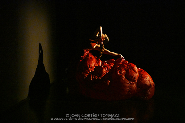 Paula Comitre & Orlando Bass “Aprés vous madame” (El Dorado sfb / Centre Cívic Parc Sandaru , 2025-11-13 / Barcelona) Por Joan Cortès [Flamencuras AKA INSTANTZZ AKA Galería fotográfica AKA Fotoblog de jazz, impro… y algo más] - Tomajazz - Paula Comitre & Orlando Bass “Aprés vous madame” actuaron en El Dorado sfb de Barcelona, el 13 de noviembre de 2025. Joan Cortès los retrata en las Flamencuras de INSTANTZZ