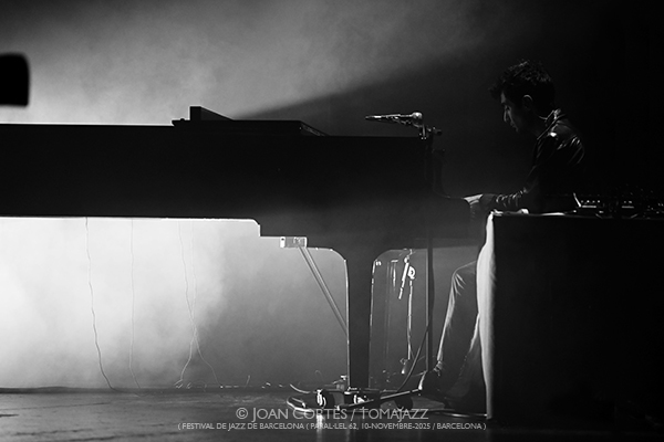 Tigran Hamasyan “Manifeste” (Festival de Jazz de Barcelona / Paral•lel 62, 2025-11-10. Barcelona) Por Joan Cortès [INSTANTZZ AKA Galería fotográfica AKA Fotoblog de jazz, impro… y algo más] - Tomajazz - Tigran Hamasyan “Manifeste” actuó en el 57 Festival de Jazz de Barcelona 2025 en Paral•lel 62, el 10 de noviembre de 2025. Joan Cortès lo retrata. Actuaron Tigran Hamasyan, Yessaï Karapetian, Marc Karapetian, Arman Mnatsakanyan 