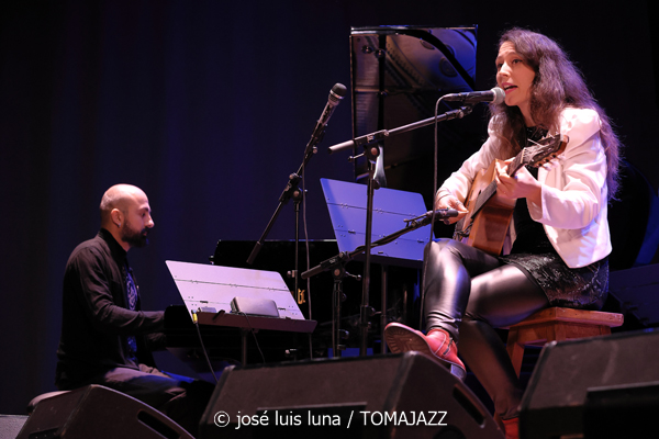 Alternatilla JazzBand versión 25.2 (9º Alternatilla Jazz Festival 2025. Teatre de Llubí, Mallorca. 2025-11-29) Por José Luis Luna Rocafort [INSTANTZZ AKA Galería fotográfica AKA Fotoblog de jazz, impro… y algo más] - Tomajazz - Alternatilla JazzBand versión 25.2 actuó en el 9º Alternatilla Jazz Festival 2025 en el Teatre de Llubí, Mallorca, el 29 de noviembre de 2025. José Luis Luna Rocafort lo retrata en INSTANTZZ. Con Leïla Duclos, Camille Bertault, Julien Alour, Fady Farah, Joan Garcías, Enric Fuster