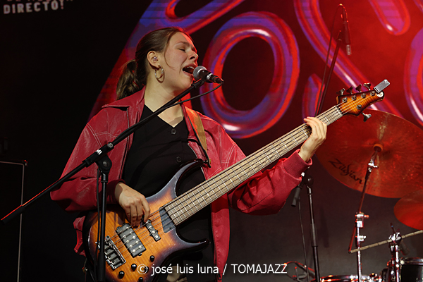 Roseye (10 Fira B! Es Gremi. Palma. 2025-11-07) Por José Luis Luna Rocafort [INSTANTZZ AKA Galería fotográfica AKA Fotoblog de jazz, impro… y algo más] - Tomajazz - Roseye actuó en 10 Fira B! en Es Gremi de Palma, el 7 de noviembre de 2025. José Luis Luna Rocafort lo retrata en INSTANTZZ. Roseye son Tallulah Rose, Julek Warszawski, Deborah Slijkhuis, Joshua Lutz, Kasparas Petkus