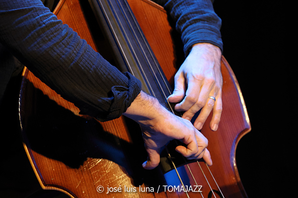 Joachim Govin Quartet (9º Alternatilla Jazz Festival 2025. Casa des Pobla, Esporles, Mallorca. 2025-11-22) Por José Luis Luna Rocafort [INSTANTZZ AKA Galería fotográfica AKA Fotoblog de jazz, impro… y algo más] - Tomajazz - Joachim Govin Quartet actuó en el 9º Alternatilla Jazz Festival 2025 en Esporles, Mallorca, el 22 de noviembre de 2025. José Luis Luna Rocafort lo retrata en INSTANTZZ. Actuaron Joachim Govin, Ben Van Galder, Tony Tixier, Gautier Garrigue