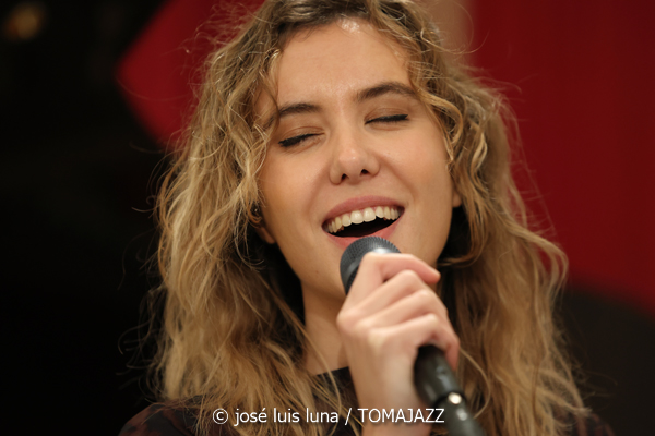 Malena Moncadas Trío (9º Alternatilla Jazz Festival 2025. Claustre des Convent, Muro, Mallorca. 2025-11-23) Por José Luis Luna Rocafort [INSTANTZZ AKA Galería fotográfica AKA Fotoblog de jazz, impro… y algo más] - Tomajazz - Malena Moncadas Trío actuó en el 9º Alternatilla Jazz Festival 2025 en Muro, Mallorca, el 23 de noviembre de 2025. José Luis Luna Rocafort lo retrata en INSTANTZZ. Actuaron Malena Moncadas, Pere Bujosa, Diego Hervalejo