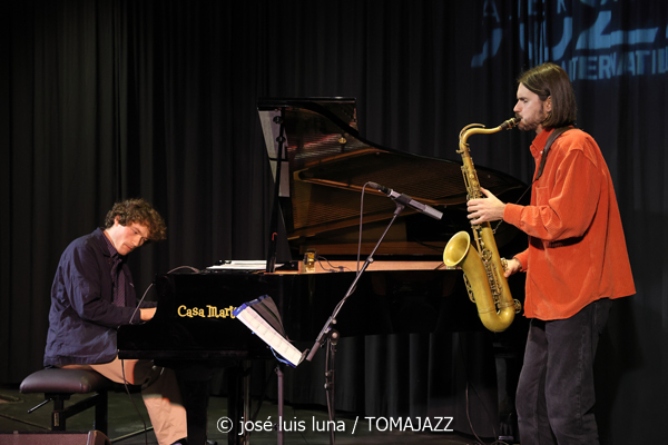 Levi Harvey & Jérémie Lucchese (9º Alternatilla Jazz Festival 2025. Claustre de Sant Bonaventura, Llucmajor, Mallorca. 2025-11-23) Por José Luis Luna Rocafort [INSTANTZZ AKA Galería fotográfica AKA Fotoblog de jazz, impro… y algo más] - Tomajazz - Levi Harvey & Jérémie Lucchese actuaron en el 9º Alternatilla Jazz Festival 2025, en el Claustre de Sant Bonaventura, en Llucmajor, Mallorca, el 23 de noviembre de 2025. José Luis Luna Rocafort lo retrata en INSTANTZZ