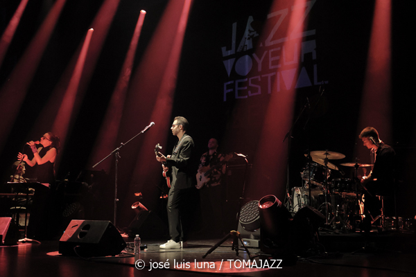 Leo & Leo (Leonor Watling & Leo Sidran) (18 Jazz Voyeur Festival 2025. Teatre Principal. Palma. 2025-12-20) Por José Luis Luna Rocafort [INSTANTZZ AKA Galería fotográfica AKA Fotoblog de jazz, impro… y algo más] - Tomajazz - Leo & Leo (Leonor Watling & Leo Sidran) actuaron en el 18 Jazz Voyeur Festival de Palma el 20 de diciembre de 2025. José Luis Luna Rocafort lo retrata en INSTANTZZ. Con Leonor Watling, Leo Sidran, Paul Sany, Max Darmon, Romain Bouiges