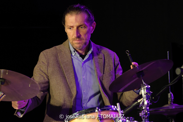 Sara Dowling & Ignasi Terraza Trío (Caixaforum Palma. 2025-11-25) Por José Luis Luna Rocafort [INSTANTZZ AKA Galería fotográfica AKA Fotoblog de jazz, impro… y algo más] - Tomajazz - Sara Dowling & Ignasi Terraza Trío actuaron en Caixaforum Palma, el 25 de noviembre de 2025. José Luis Luna Rocafort los retrata en INSTANTZZ. Actuaron Sara Dowling, Ignasi Terraza, Dario Di Lecce, Esteve Pi