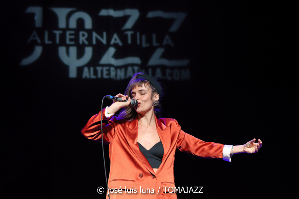 Camille Bertault Quartet (9º Alternatilla Jazz Festival 2025. Espai 36. Sant Llorenç des Cardassar, Mallorca. 2025-11-23) Por José Luis Luna Rocafort [INSTANTZZ AKA Galería fotográfica AKA Fotoblog de jazz, impro… y algo más] - Tomajazz - Camille Bertault Quartet actuó en el 9º Alternatilla Jazz Festival en Sant Llorenç des Cardassar, Mallorca, el 23 de noviembre de 2025. José Luis Luna Rocafort lo retrata en INSTANTZZ. Actuaron Camille Bertault, Julien Alour, Fady Farah, Minino Garay