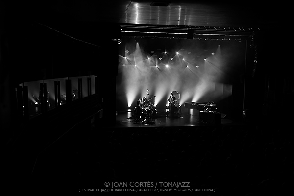Tigran Hamasyan “Manifeste” (Festival de Jazz de Barcelona / Paral•lel 62, 2025-11-10. Barcelona) Por Joan Cortès [INSTANTZZ AKA Galería fotográfica AKA Fotoblog de jazz, impro… y algo más] - Tomajazz - Tigran Hamasyan “Manifeste” actuó en el 57 Festival de Jazz de Barcelona 2025 en Paral•lel 62, el 10 de noviembre de 2025. Joan Cortès lo retrata. Actuaron Tigran Hamasyan, Yessaï Karapetian, Marc Karapetian, Arman Mnatsakanyan 