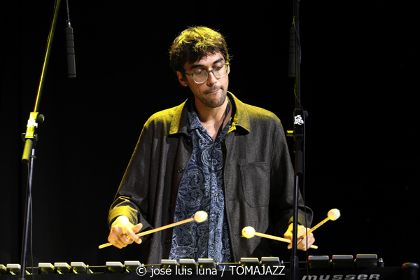 Blau Salvatge (10 Fira B! Es Gremi. Palma. 2025-11-07) Por José Luis Luna Rocafort [INSTANTZZ AKA Galería fotográfica AKA Fotoblog de jazz, impro… y algo más] - Tomajazz - Blau Salvatge actuó en 10 Fira B! en Es Gremi de Palma, el 7 de noviembre de 2025. José Luis Luna Rocafort lo retrata en INSTANTZZ. Actuaron Joan Pérez-Villegas, Zoe Gordon, Mercè Medina, Carles Medina, Felix Grandjean, Miquel Sáez, Joan Garcies, Lluís Pérez-Villegas