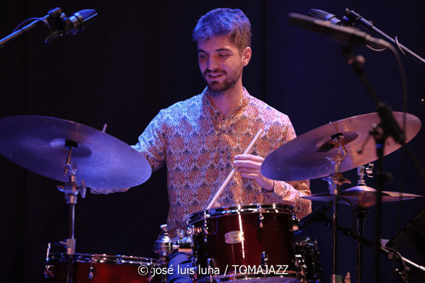 Alternatilla JazzBand versión 25.2 (9º Alternatilla Jazz Festival 2025. Teatre de Llubí, Mallorca. 2025-11-29) Por José Luis Luna Rocafort [INSTANTZZ AKA Galería fotográfica AKA Fotoblog de jazz, impro… y algo más] - Tomajazz - Alternatilla JazzBand versión 25.2 actuó en el 9º Alternatilla Jazz Festival 2025 en el Teatre de Llubí, Mallorca, el 29 de noviembre de 2025. José Luis Luna Rocafort lo retrata en INSTANTZZ. Con Leïla Duclos, Camille Bertault, Julien Alour, Fady Farah, Joan Garcías, Enric Fuster