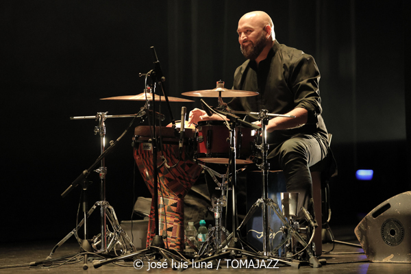 Chicuelo & Marco Mezquida (9º Alternatilla Jazz Festival 2025. Teatre Principal de Palma. 2025-12-03) Por José Luis Luna Rocafort [INSTANTZZ AKA Galería fotográfica AKA Fotoblog de jazz, impro… y algo más] - Tomajazz - Chicuelo & Marco Mezquida actuaron en el 9º Alternatilla Jazz Festival en el Teatre Principal de Palma, el 3 de diciembre de 2025. José Luis Luna Rocafort lo retrata en INSTANTZZ. Con Chicuelo, Marco