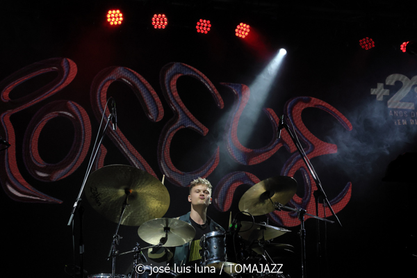 Roseye (10 Fira B! Es Gremi. Palma. 2025-11-07) Por José Luis Luna Rocafort [INSTANTZZ AKA Galería fotográfica AKA Fotoblog de jazz, impro… y algo más] - Tomajazz - Roseye actuó en 10 Fira B! en Es Gremi de Palma, el 7 de noviembre de 2025. José Luis Luna Rocafort lo retrata en INSTANTZZ. Roseye son Tallulah Rose, Julek Warszawski, Deborah Slijkhuis, Joshua Lutz, Kasparas Petkus